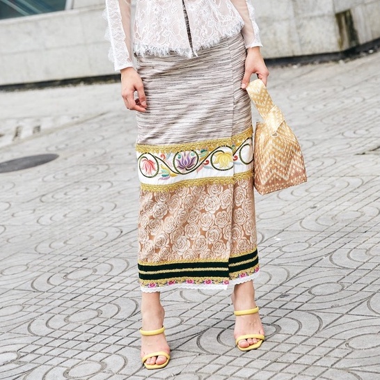 Carisa ผ้าถุง ตัดสำเร็จ เกรดพรีเมี่ยม ลายล้านนา แต่งด้วยดิ้นทอง ปักลายบัวคว่ำบัวหงายโบราณว่าเปลี่ยนร