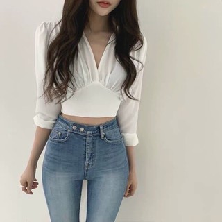เสื้อครอปคอวีแขนยาว สมอคช่วงเอว รุ่นนี้ใส่แล้วสวยเข้ารูป แมทช์ง่ายๆกับกางเกงยีนส์ ได้ลุคเรียบหรูแต่ดูเก๋ค่า