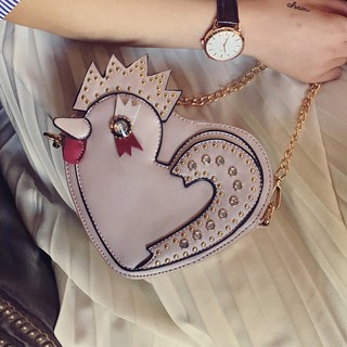 พร้อมส่ง กระเป๋าสะพายข้างใบเล็กสายสะพายโซ่ รูปไก่เจี๊ยบทรงหัวใจประดับเพชร รหัส CA-881