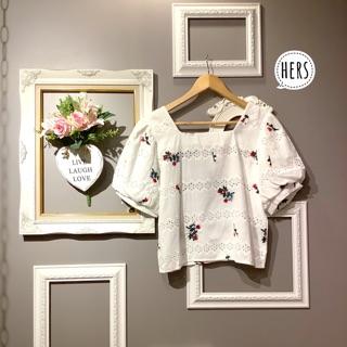 เสื้อลูกไม้งานปักดอก 590 บาท