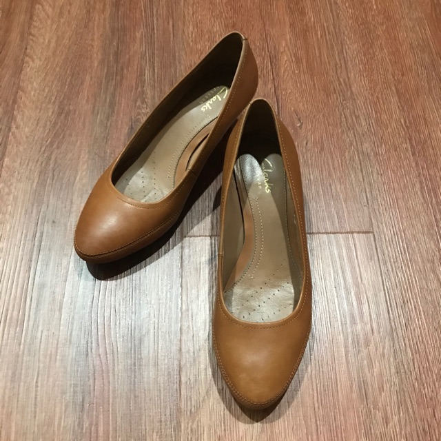 [สินค้ามือสอง] Clarks รองเท้าคัทชูสีน้ำตาล Size 35.5 ส้นสูง 5 cm