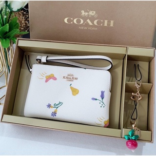 BOXED CORNER ZIP WRISTLET WITH DREAMY VEGGIE PRINT (COACH C8331)