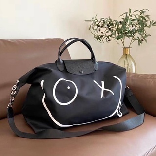 LONGCHAMP X ANDRE TRAVEL BAG กระเป๋าถือ พร้อมสายสะพายยาว ครอสบอดี้ แบรนด์ลองชอม ขนาด 24x14 นิ้ว ผ้าไนลอน หน้ายิ้ม สีดำ