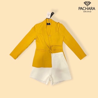 PACHARA BRAND : เซ็ต 3 ชิ้น สูทแขนยาวสีเหลืองมัสตาร์ด มีกระเป๋าด้านหน้า เสื้อครอปสายเดี่ยว แมทช์คู่กับกางเกงขาสั้นสีขาว