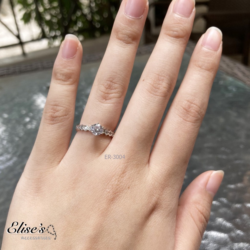 ER-3004 Elise's แหวนเพชรCZ เกรดพรีเมี่ยม หน้าเพชรล้อม พร้อมเพชรชู ชุบทองคำขาวหนาพิเศษ แหวนแต่งงาน แห