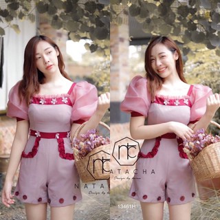 TW13461  จั๊มสูทขาสั้น คอยู ทรงแขนพองผ้าแก้ว ติดดอกไม้รอบตั