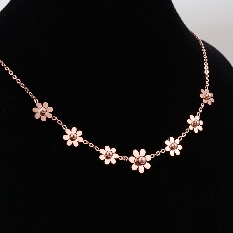 สร้อยคอโซ่สั้น เหล็กไทเทเนียม ชุบทอง 18K จี้ดอกเดซี่ สีโรสโกลด์ เข้ากับทุกการแต่งกาย แฟชั่นยอดนิยม สไตล์เกาหลี ญี่ปุ่น สําหรับผู้หญิง
