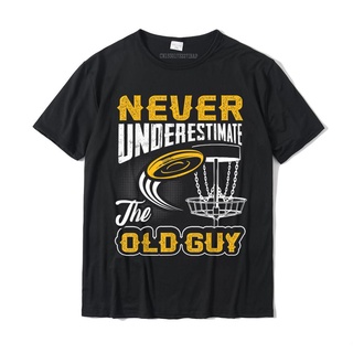 เสื้อยืด ผ้าฝ้าย พิมพ์ลาย Never Underestimate The Old Guy ทรงสลิมฟิต สําหรับผู้ชายสามารถปรับแต่งได้