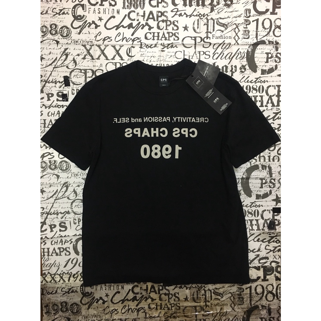 CPS CHAPS OVERSIZE MEN TEE เสื้อยืด ชาย GRAPHIC ลาย CPS CHAPS 1980 สีดำ BLACK SIZE S มือ 1 ออก SHOP 