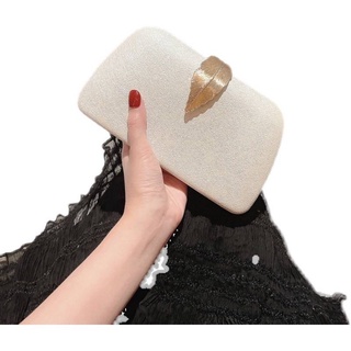 กระเป๋าครัทช์ถือได้สะพายได้พร้อมสายโซ่ ประดับด้วยใบไม้เก๋ไก่…