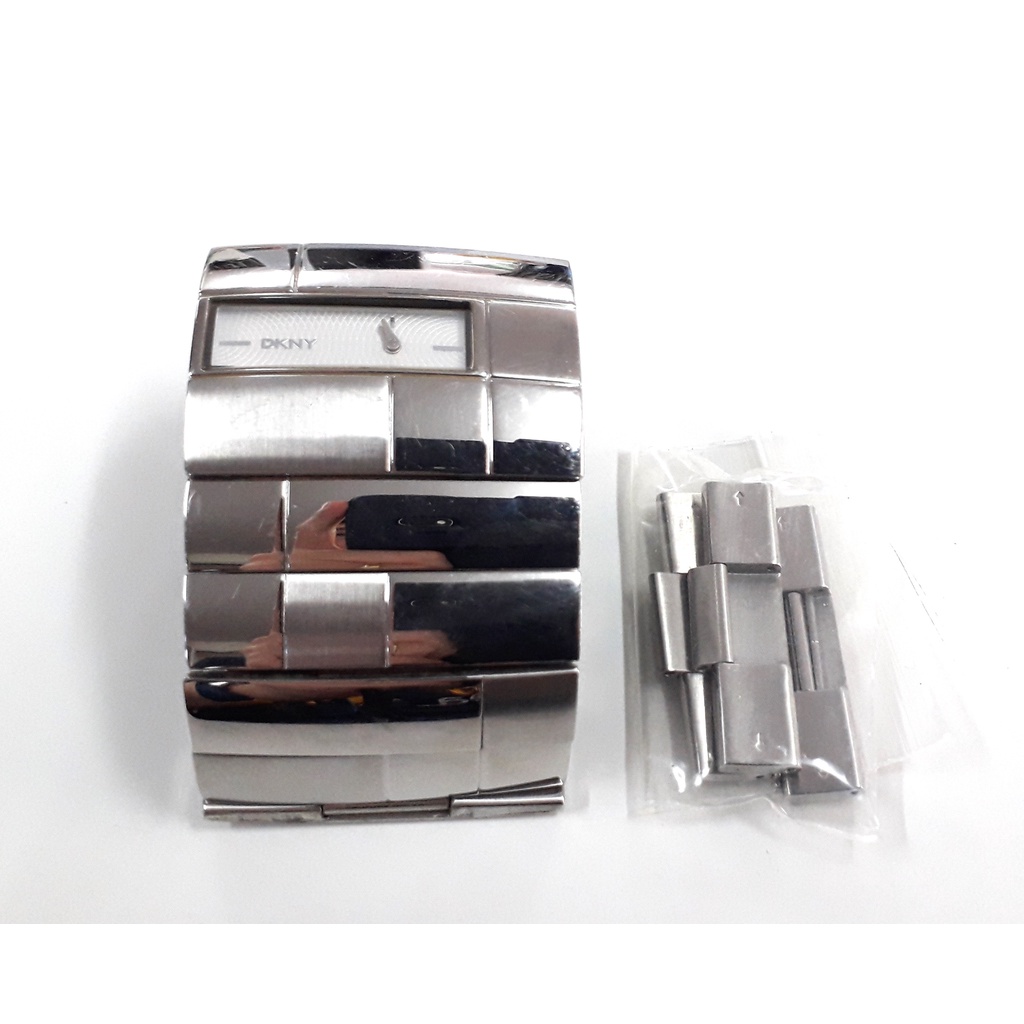 นาฬิกาผู้หญิง DKNY ดีไซน์เก๋ มีสไตล์ ตัวเรือนสเตนเลสสตีล มือสอง สภาพดี หายาก