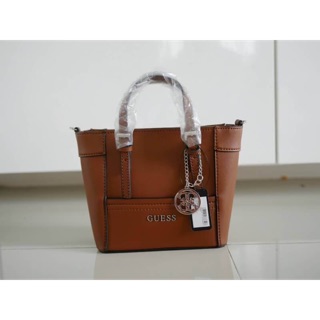 💋 กระเป๋าหนัง สีสวย ลายคลาสิค ทรง Tote ยี่ห้อ Guess ชนชอปยุโรป 2017 รุ่นนี้ สวยมากๆค่ะ🍭