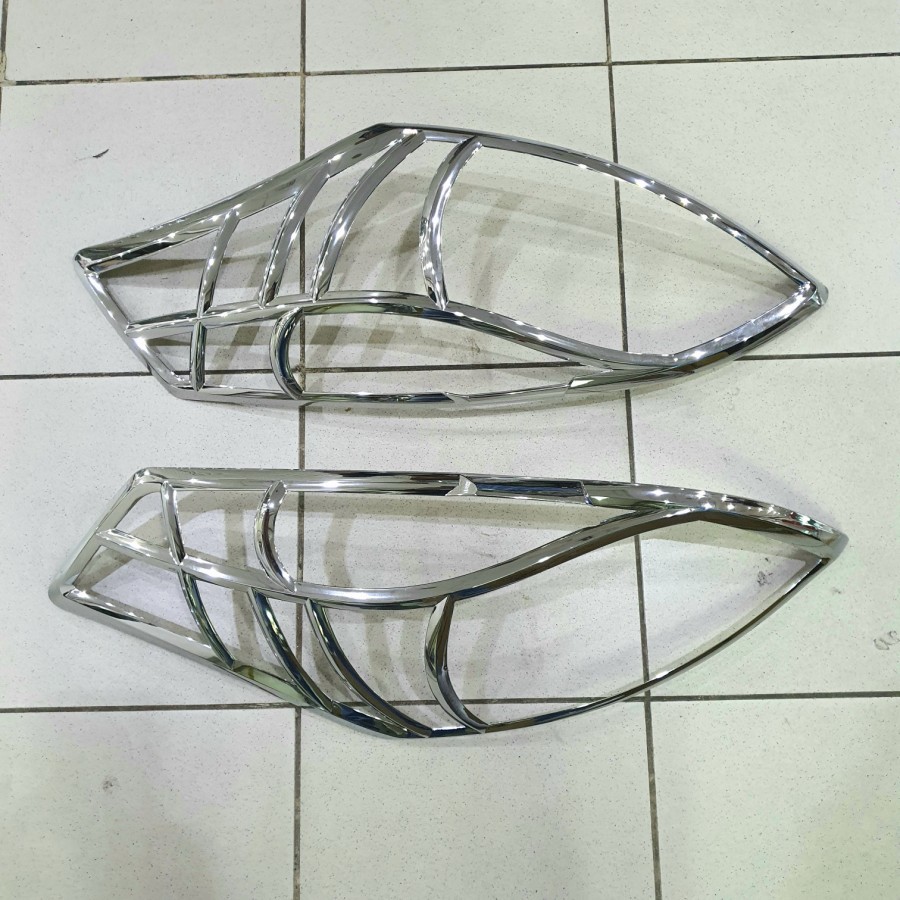 ไฟหน้าโครเมียม Garnish สําหรับ Ertiga 2013-2017