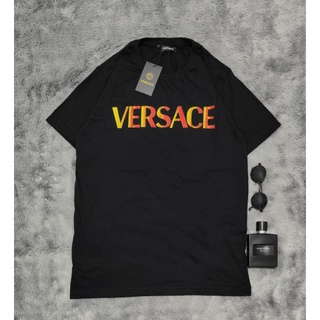 เสื้อยืดแขนสั้นลําลอง คอกลม พิมพ์ลาย Versace FONT TSHIRT สีดํา พรีเมี่ยม