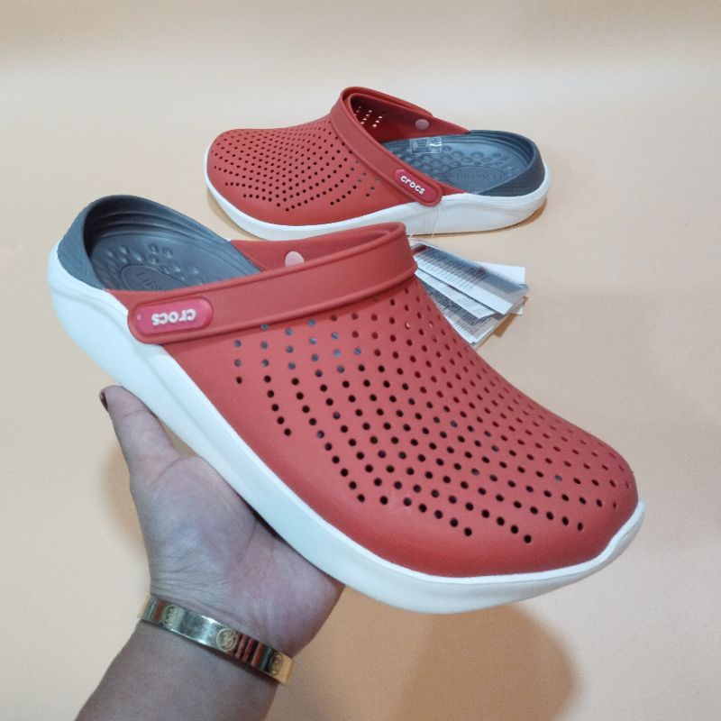 Crocs LiteRide Clog รองเท้าคร็อคส์รุ่นฮิตได้ทั้งชายหญิงรองเท้าแตะ Crocs ผลิตจากยางอย่างดีนิ่มเบาไม่ลื่นใส่สะอาดเท้า