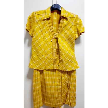 ชุดผ้าไหมไทยสีเหลือง