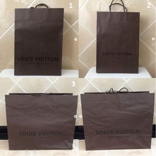 ถุงกระดาษ แบรนด์ LOUIS VUITTON รุ่นสีน้ำตาล ของแท้ แน่นอน ลายสวยมาก ด้านข้างถุงก็เป็นลายอย่างดี สีสวย มาจาก shop