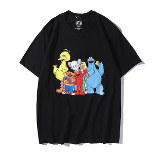 เสื้อยืดพิมพ์ลาย Sesame Street X KAWS X Uniqlo เสื้อยืดลําลองสําหรับผู้ชายผู้หญิงแขนสั้น