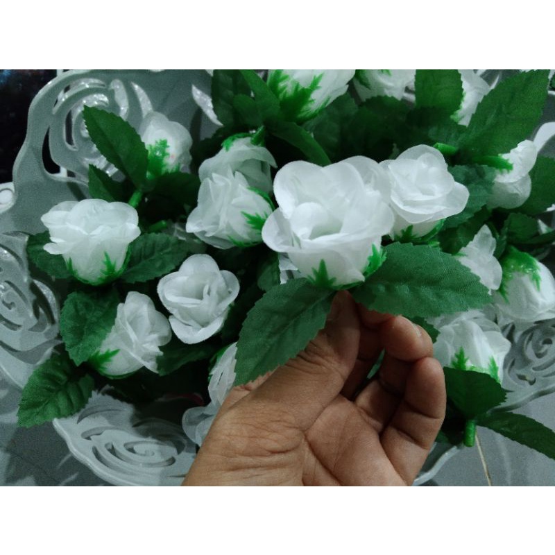 ดอกกุหลาบปลอม 1ถุง30ดอก+ฟรีใบไม้3แฉก30ใบ ดอกกุหลาบตูม สีขาว แซมใบไม้สีเขียวสด