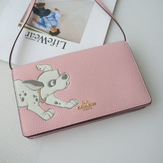 🎀 (สด-ผ่อน) ส่งฟรี กระเป๋าสะพายสีชมพู ลายดาเมเชี่ยล 91189 *** DISNEY COACH HAYDEN FOLDOVER CROSSBODY CLUTCH DALMATIAN