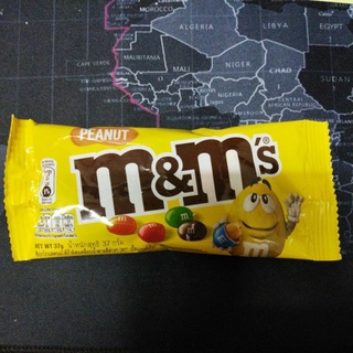 m&amp;m ช็อคโกแลตนมไส้ถั่วลิสงเคลือบน้ำตาลสีต่างๆ 37 กรัม