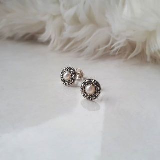 Pearly Vintage Earring​ ต่างหูมุก ตัวเรือนเงินแท้ ประดับด้วย Swarovski แมคคาไซค์ แนววินเทจ