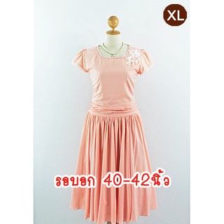 E2163-2-XL-ชุดเดรสคนอ้วน สีพีช(โทนสีโอรส) ผ้าหางกระรอก แขนล้ำ ประดับดอกไม้ดอกลอยที่บ่าด้านซ้ายผู้ใส่ จับจีบช่วงเอว