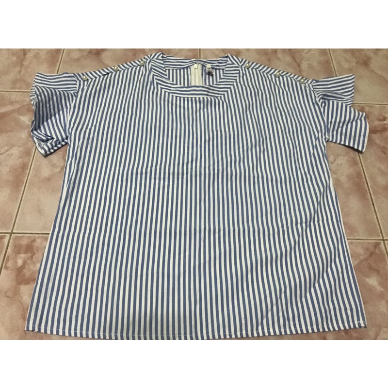 เสื้อคอกลม ลายทางสีฟ้าอ่อน