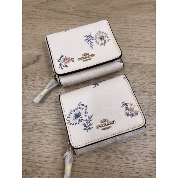 กระเป๋าสตางค์ SMALL FLAP WALLET WITH MEADOW PRAIRIE PRINT (COACH 69851) GD/CHALK สีขาว ลายดอกไม้ 3 พับ ใบเล็ก