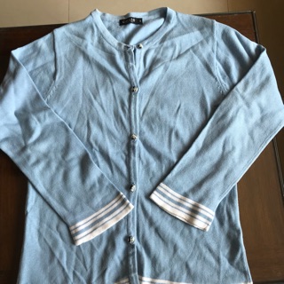 (มือสอง) เสื้อไหมพรมสีฟ้าใส แต่งปลายแขนกับชายเสื้อ ของ cente