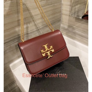 #Tory รุ่น Eleanor Small Convertible Shoulder Bag ใบนี้มาในรูปทรงสี่เหลี่ยมผืนผ้า ด้านหน้าประดับด้วยด้วยโลโก้แบรนด