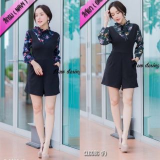 จั้มสูทขาสั้นผ้ายืดโรนัลโด้มีกระเป๋างานคล้ายเอี้ยมสวมทับเสื้อตัดต่อผ้าลายดอกไม้คอระบายแต่งริบบิ้นผูกโบวแขนยาวปลายแขนจั้ม