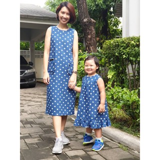 ชุดเดรสแขนกุดคุณแม่ ลายดอกคัตเตอร์ + polkadot ชุดคู่แม่ลูกและครอบครัว