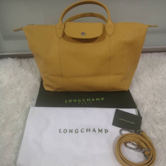 Longchamp รุ่น Cuir หนังแกะแท้ นิ่ม เบา Size M 32x28x17 cm  สีเหลือง (sunshine)  ของแท้ ราคาเต็ม 16,