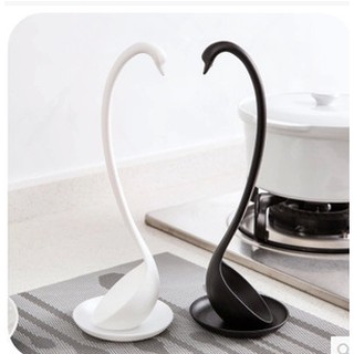 Pladao Houseware  ทัพพียืนได้ พร้อมที่รอง รูปหงส์ Swan Ladle มีสีขาว กับดำ