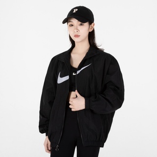 Nike ของแท้ 100% เสื้อแจ็กเก็ตลําลอง ผ้าทอ แบบบาง กันลม เหมาะกับการเล่นกีฬากลางแจ้ง สําหรับผู้หญิง DM6182 2023