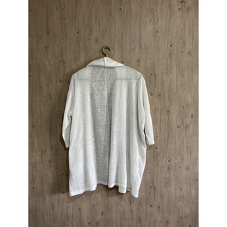 เสื้อคลุมผ้าบางสีขาว มีกระเป๋าแขนสามส่วน ผ่าหลัง shoo-in-rue ญี่ปุ่น อก 54นิ้ว  ยาว 30นิ้ว สภาพดี