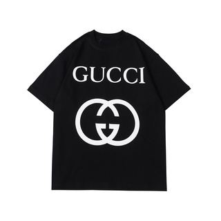 Gucci เสื้อยืดลําลอง แขนสั้น คอกลม พิมพ์ลายโลโก้คําบรรยาย G ขนาดใหญ่ สไตล์คลาสสิก แฟชั่นสําหรับผู้ชาย และผู้หญิง