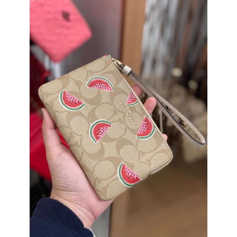 พร้อมส่ง แท้ 🇺🇸 100% New Coach 1 ซิป S รุ่น CORNER ZIP WRISTLET IN SIGNATURE CANVAS WITH WATERMELON PRINT (COACH 3281)