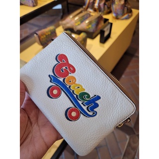 พร้อมส่ง แท้ 🇺🇸💯% New Coach คล้องมือ 1 ซิป S CORNER ZIP WRISTLET WITH RAINBOW ROLLER SKATE GRAPHIC (C4573) IM/CHALK