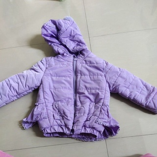 เสื้อกันหนาว ของเด็ก สีม่วง มีฮู้ด แต่งระบายช่วงเอว ขนาด 120