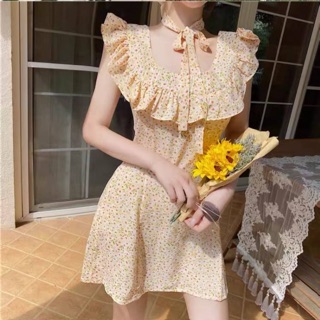 mini dress ลายดอกสีเหลือง แต่งระบายปีกช่วงบน ให้ชุดดูน่ารัก เนื้อผ้าพิมพ์ลายดอกเหลือง ดีเทลทำเชือกผูกไขว้หลังให้ดีตัว