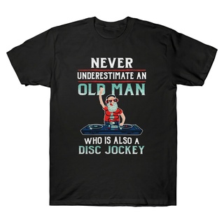 [S-5XL]แผ่น Jockey Never Underestimate An Old Who Is A Disc Jockey Funny &amp;#39; s เสื้อยืด เทรนด์ใหม่ สําหรับผู้ชาย 49785