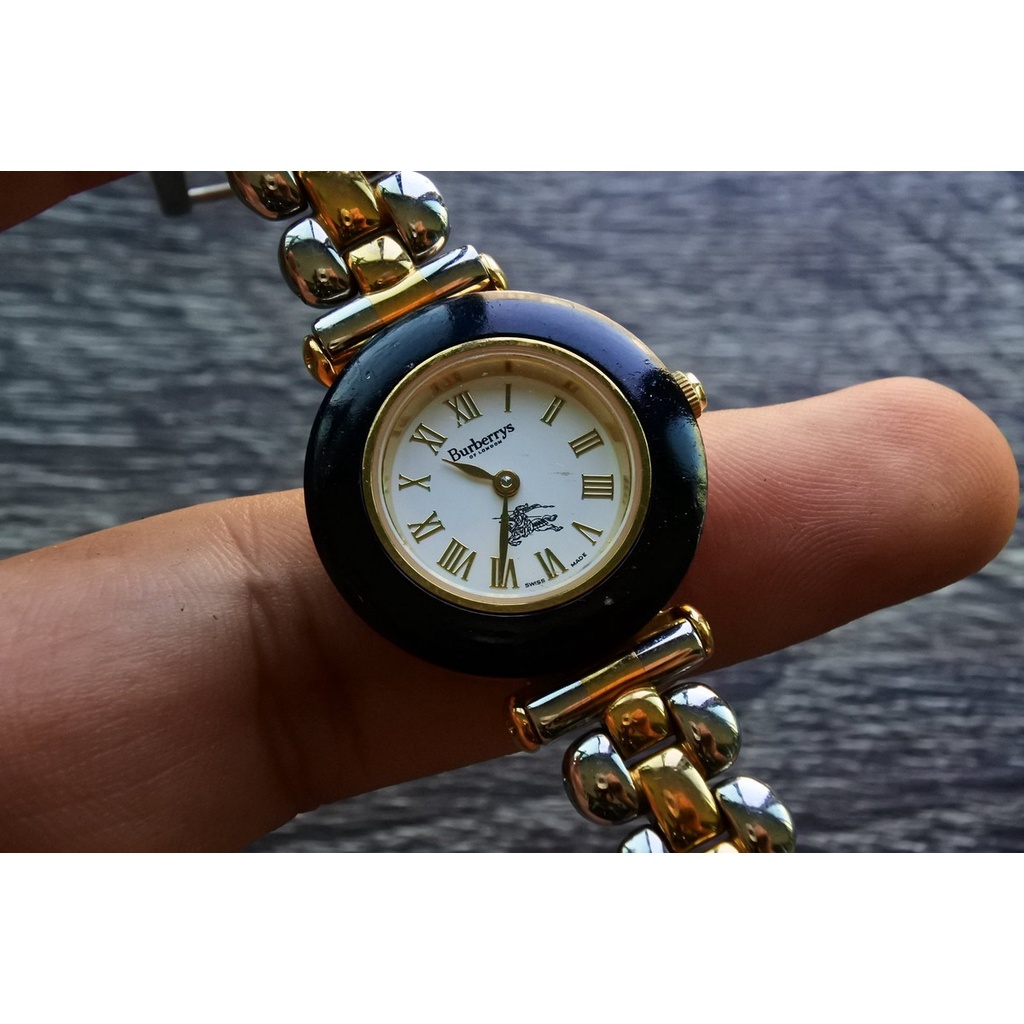 นาฬิกา Vintage มือสองญี่ปุ่น Burberry Ladies 9100l Wrist Analog Gold Silver Vintage Watch ระบบ Quartz ผู้หญิง