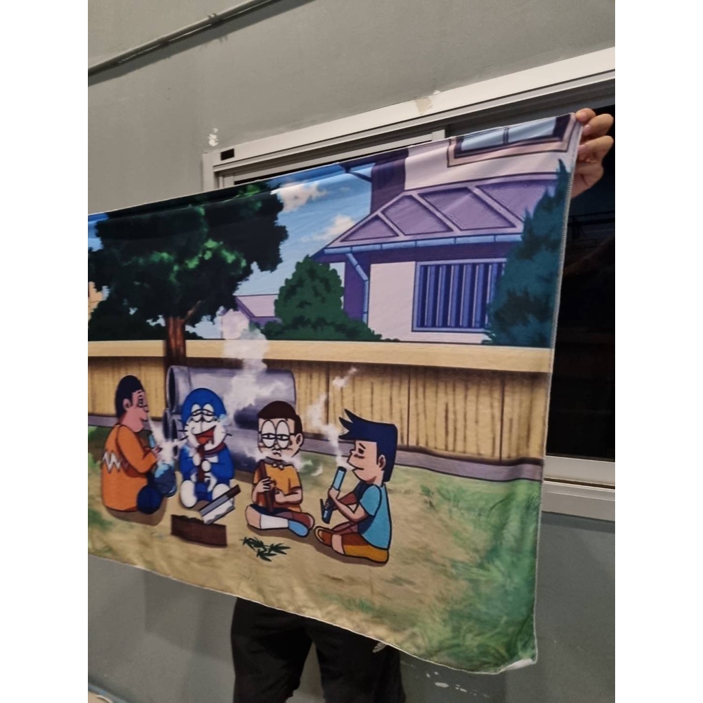 ผ้าตกแต่งผนัง ผ้าธง ผ้าแขวนผนัง ลายโดราเอมอน ล้อมวง คลาสสิค