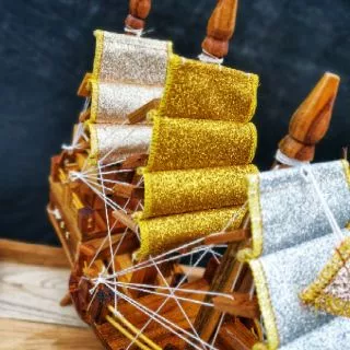 เรือสำเภาทองไม้สักแท้ลงสีเงาใบเงินทอง มีหลายขนาด รายละเอียด​ด้านล่างคะ