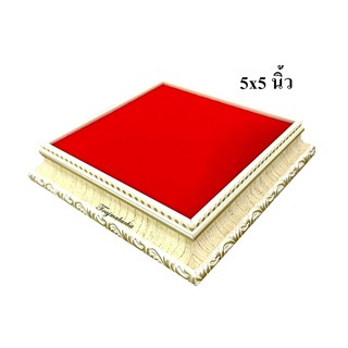 ฐานวางพระสีขาว ฐานรองวัตถุมงคล กำมะหยี่สีแดง ขนาด 5x5 นิ้ว ราคาส่ง [ไม้ขาว]