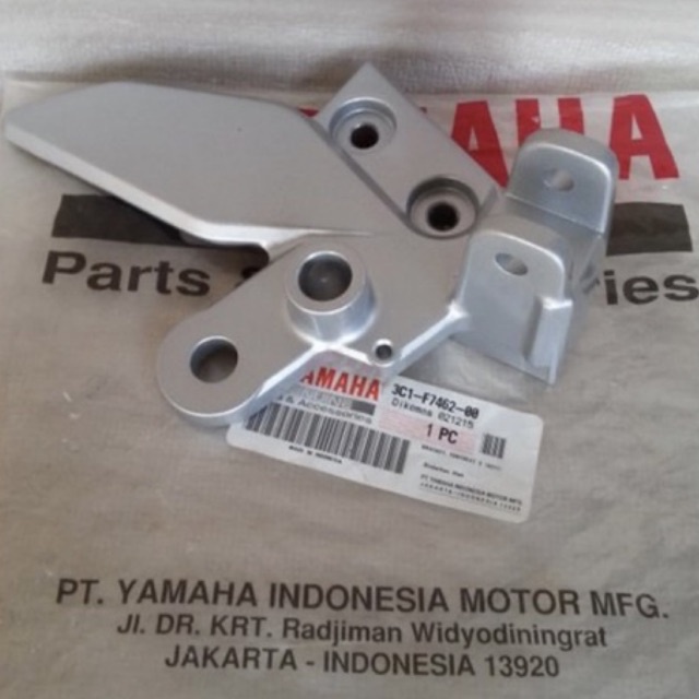 ขายึดพักเท้าด้านหน้าขวา ORIGINAL สําหรับ YAMAHA Vixion เก่า 3C1-F7462-00