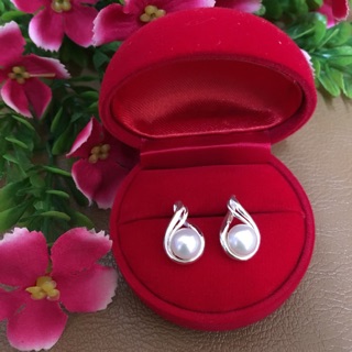 Pearl stud earring