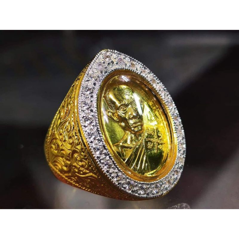 แหวนทองเหรียญรุ่นที่ระลึกครบรอบมรณะ  3 ปี หลวงพ่อรวย เนื้อทองแดงชุปน้ำทองคำพร้อมขึ้นงานใส่กรอบแหวนทองสูตร (เลี่ยมกันน้ำ)